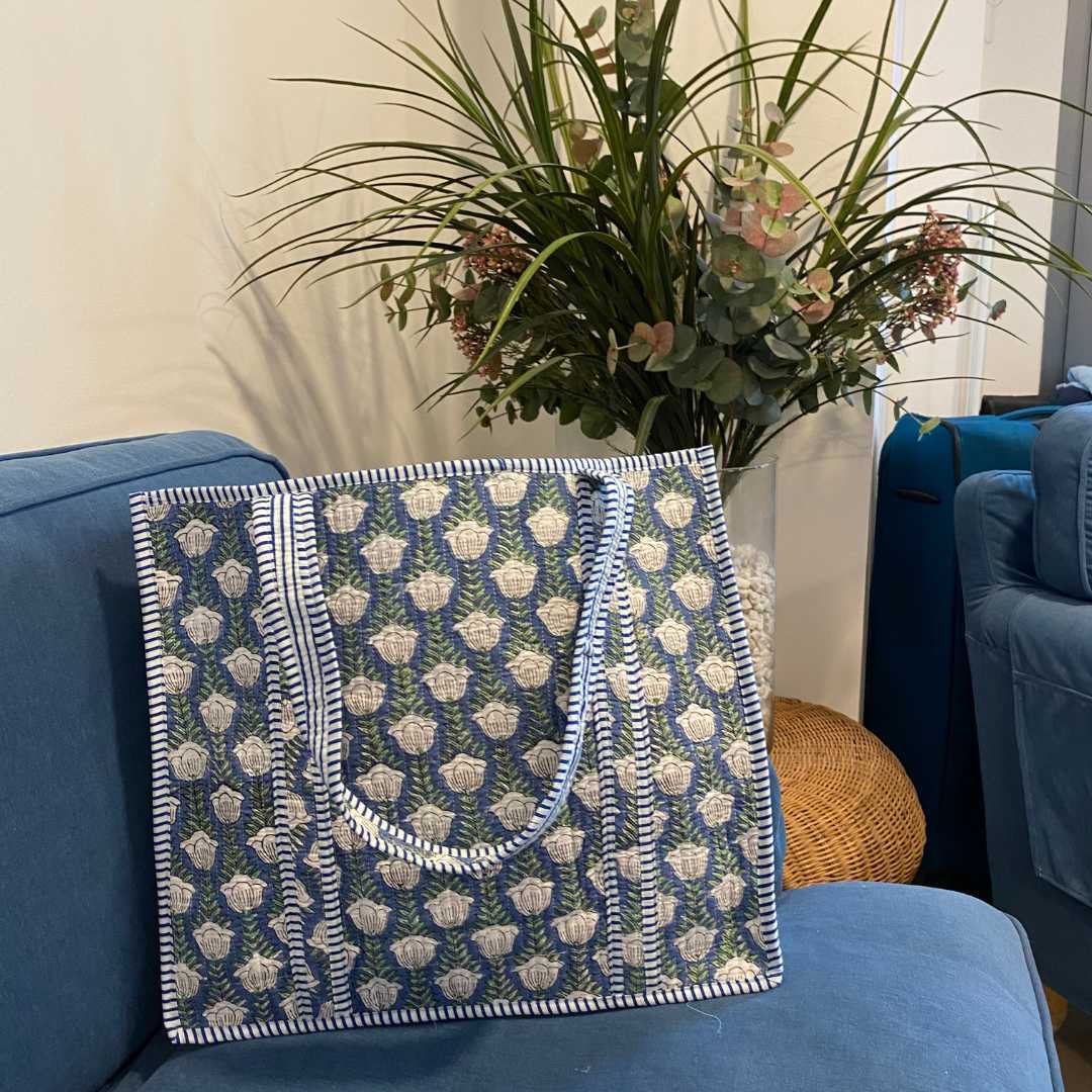 Bolso tote personalizable fondo azul flores blancas