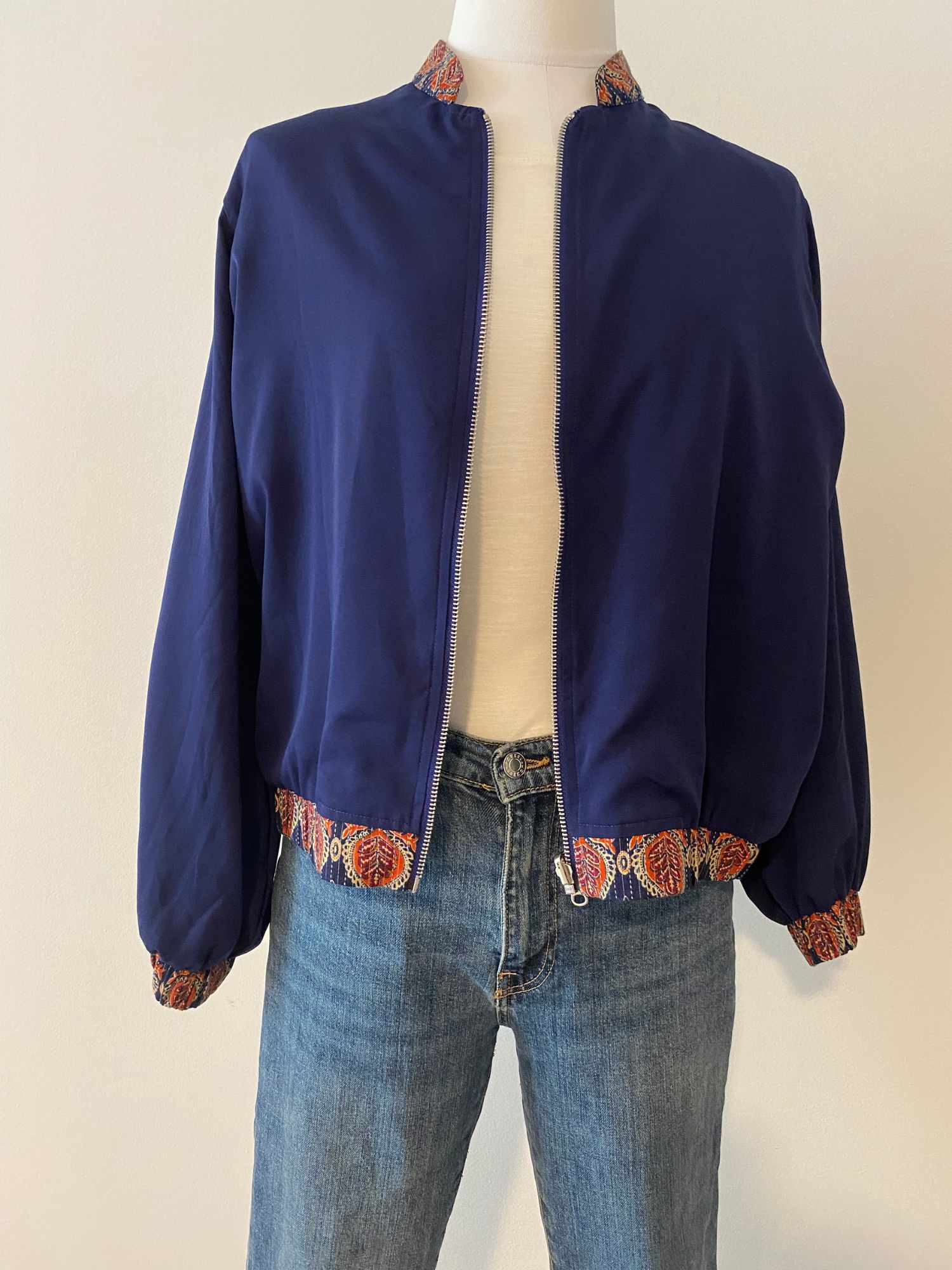 Bomber reversible fondo azul